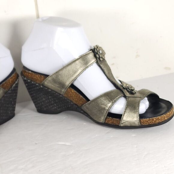 Taos Women's US8 Metallic Silver Leather Rhinestone Wedge Strappy Slide Sandals - Picture 7 of 16